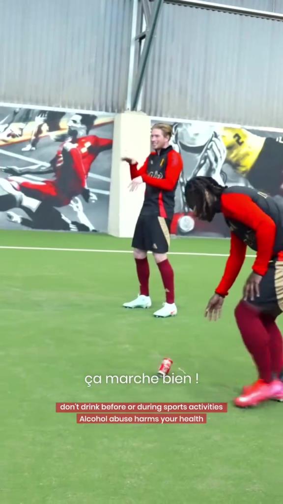 來(lái)自贊助商的任務(wù)！德布勞內(nèi)的顛啤酒瓶挑戰(zhàn)！