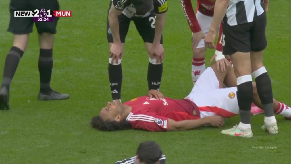 發(fā)力過(guò)猛！齊爾克澤中路帶球過(guò)人后自己拉傷！被霍伊倫替換下場(chǎng)！