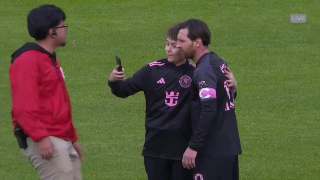 同意合影！比賽結(jié)束小球迷闖入球場(chǎng)找梅西合影！