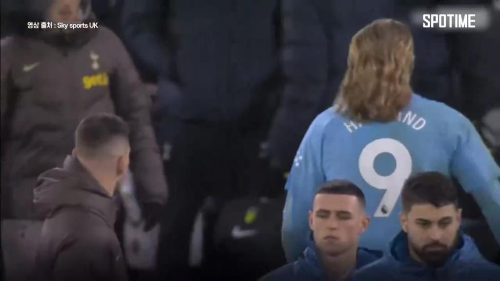 火爆~哈蘭德現(xiàn)場(chǎng)失控狂飆臟話，這一頭金發(fā)是真吸眼球啊