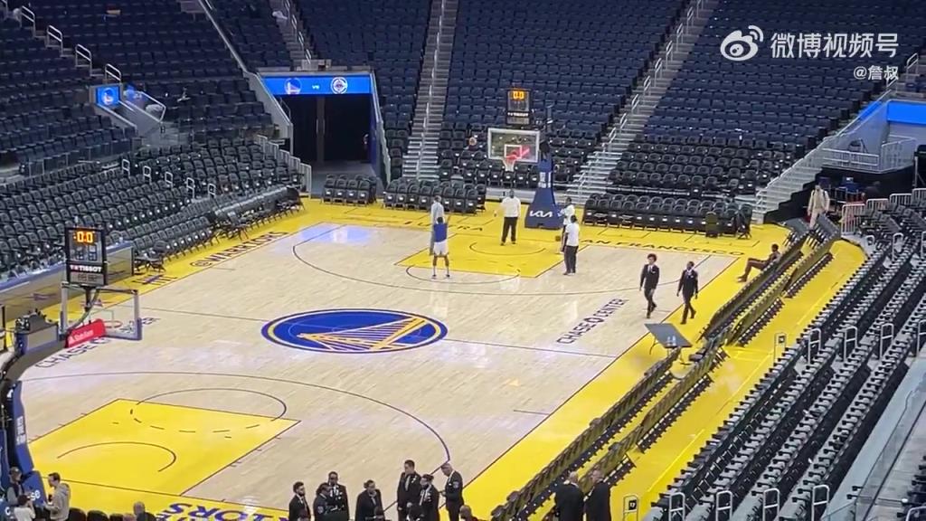 今天沒(méi)有得到出場(chǎng)機(jī)會(huì)！庫(kù)明加賽后還留在場(chǎng)地練習(xí)投籃