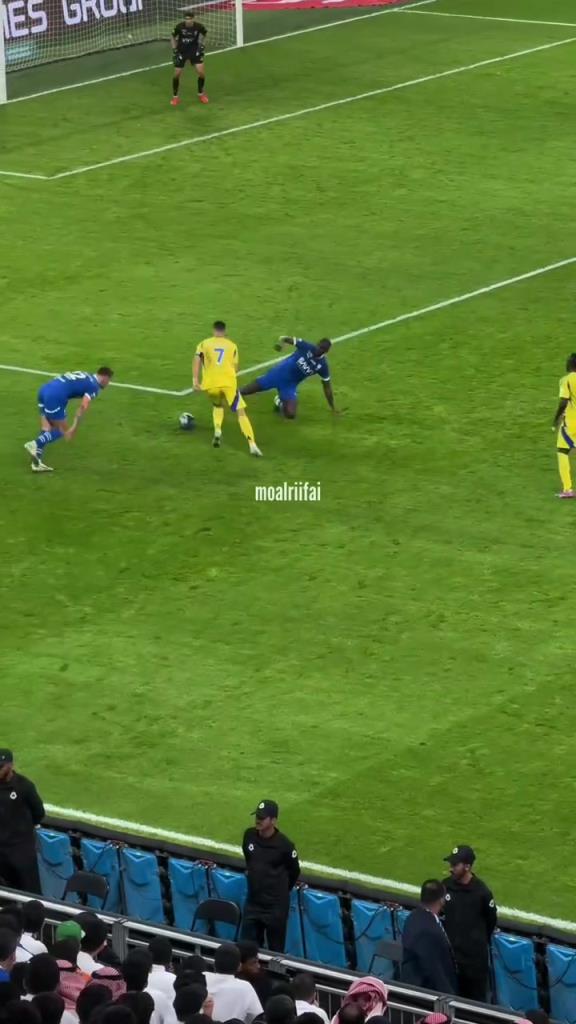 一個(gè)純粹的運(yùn)動(dòng)員！40歲的C羅依然在為他心愛(ài)的足球奔跑！