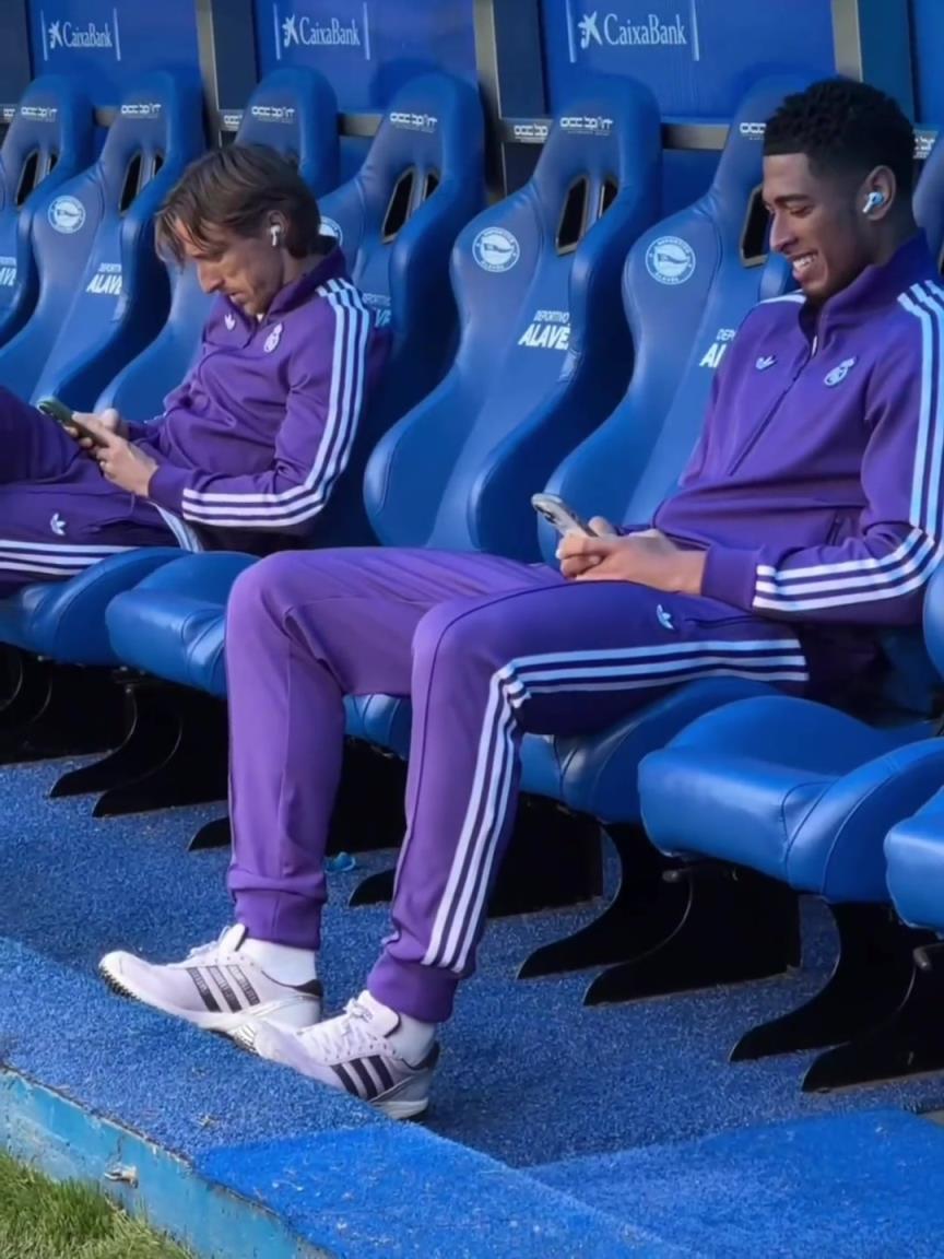 對陣阿拉維斯賽前，猜猜貝林厄姆在笑啥