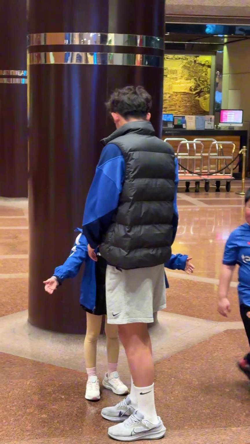 誰懂啊劉誠宇才18歲，擁抱小妹妹時臉都紅到耳根了