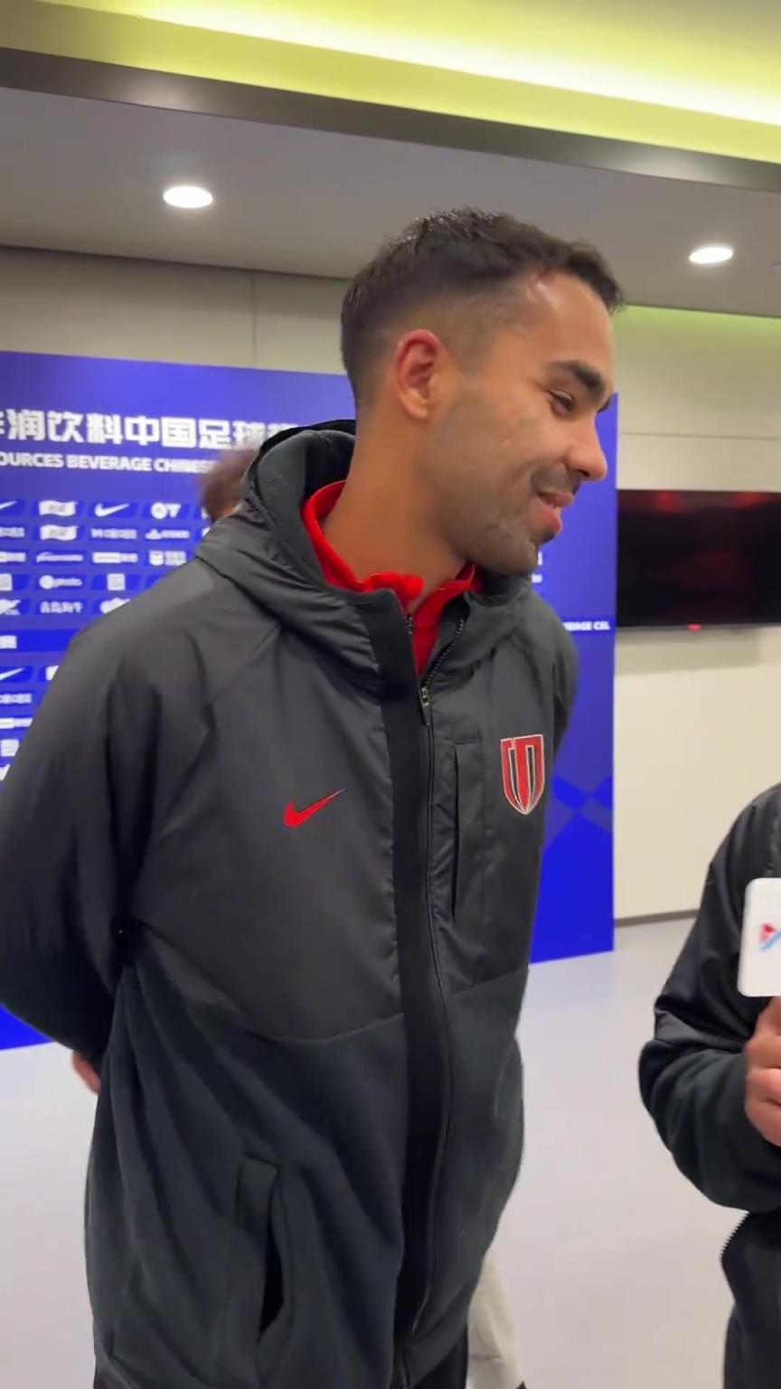 說(shuō)了啥？宋龍賽后“怒踢”曾在山東泰山與自己并肩作戰(zhàn)的德?tīng)柤佣? style=