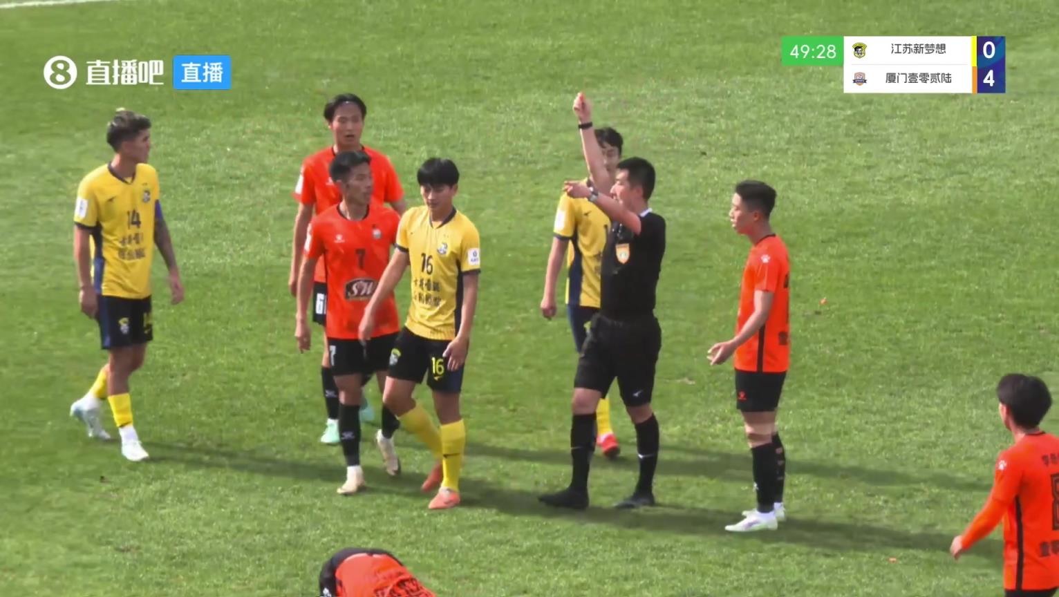 比姆巴佩抬的還高，中冠球員亮鞋釘兇狠蹬踏被裁判直紅驅(qū)逐