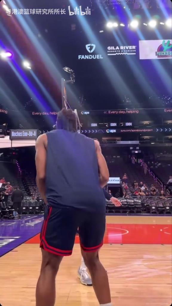 機器人級別的靜態(tài)身體！近距離看小卡的賽前熱身！