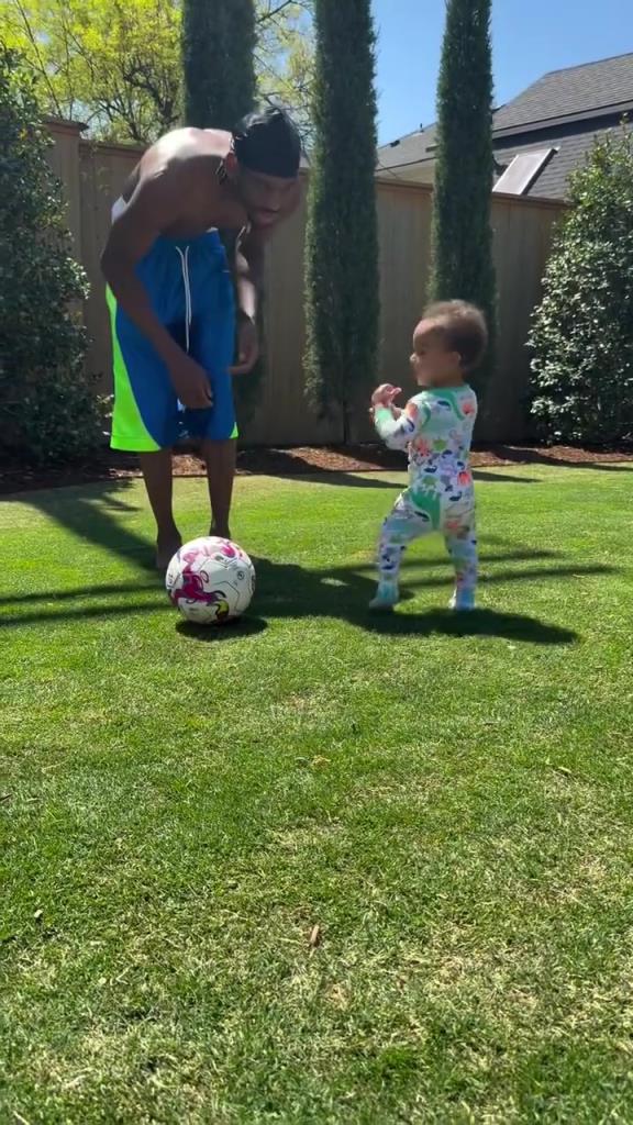 足球要從娃娃抓起！SGA帶娃踢足球，小孩摔倒時鼓掌“嘲笑”！